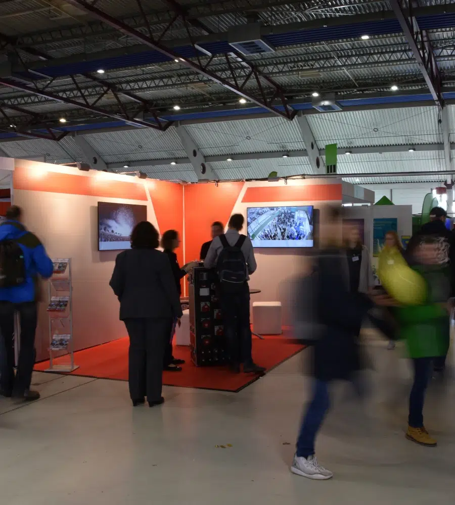 Stand d'exposition avec visiteurs
