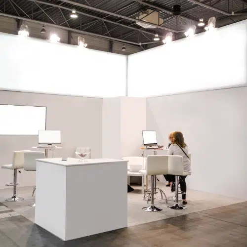 Stand d'exposition moderne avec une personne